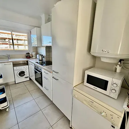 Lumineux Avec Terrasse Et Acces - Fr-1-816-15 * Le Lavandou