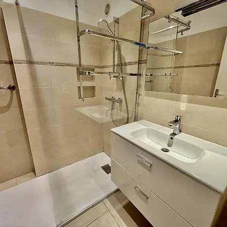 Lumineux Avec Terrasse Et Acces - Fr-1-816-15 * Le Lavandou