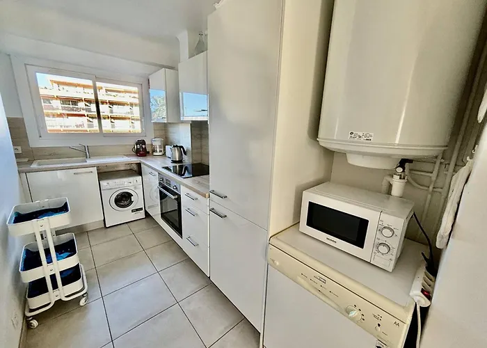 Lumineux Avec Terrasse Et Acces - Fr-1-816-15 * Le Lavandou